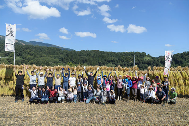 サヱグサ主催の稲作ツアーの様子　子ども服事業の顧客の家族などが参加して毎年開催される