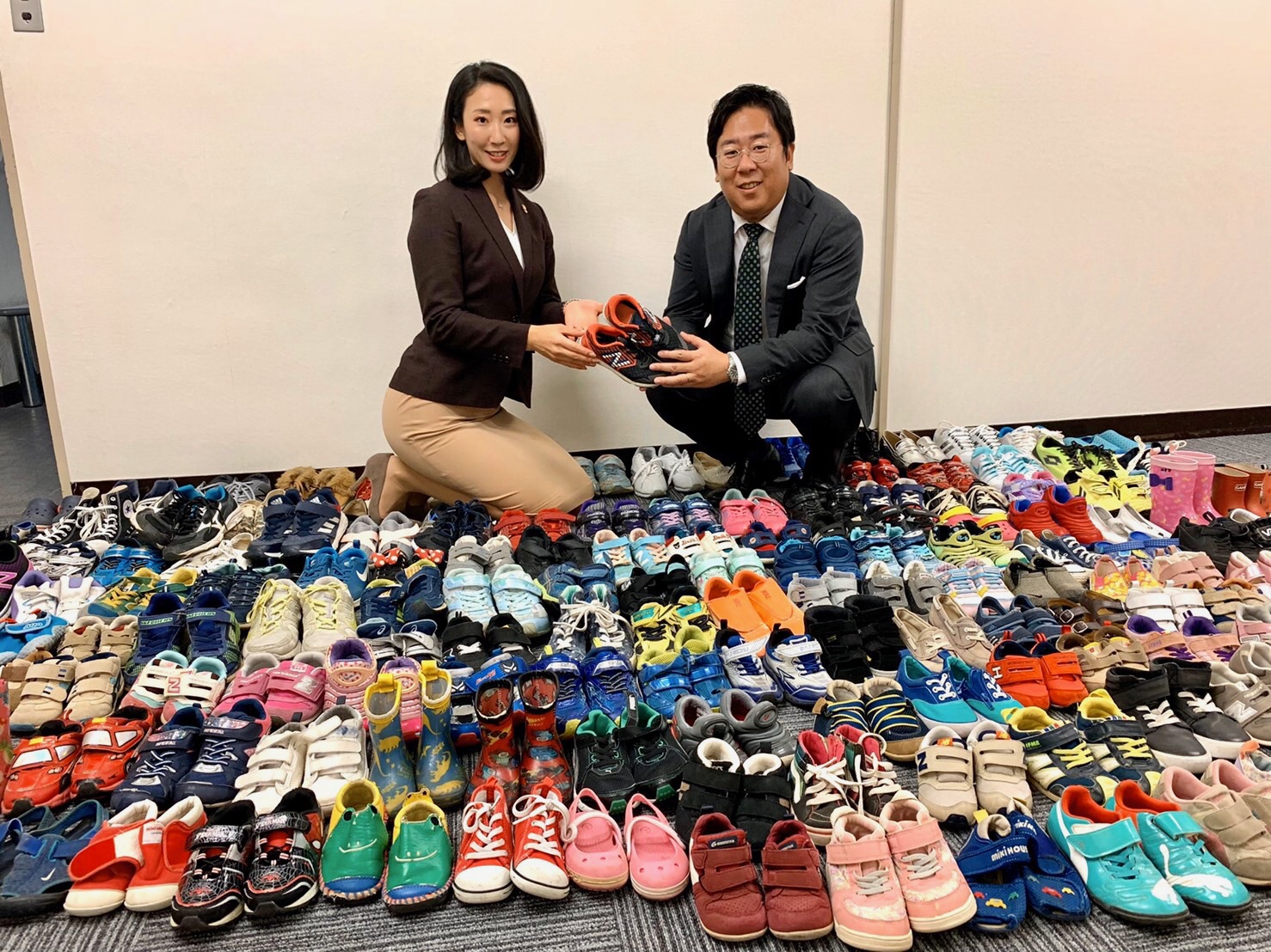 国際ボランティア「スニーカーエンジェル」に靴を寄贈致しました。