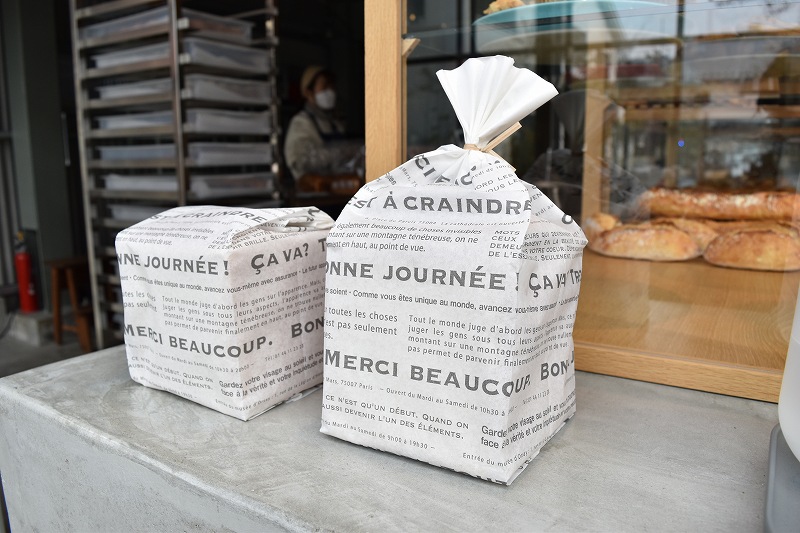 食パンを紙包装材で 高級感と実用性を両立